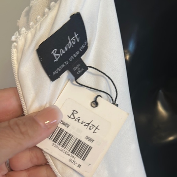 Elegant White V-Neck Dress - Picture 5 of 5